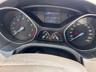 спидометр: Ford Focus sedan – qara rəng, AZ nömrə nişanı. - Kuzov: sedan, qara — 8