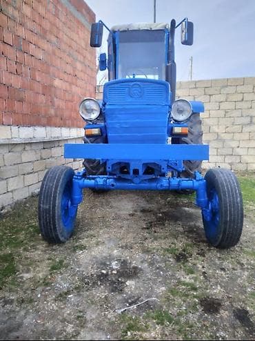 Mavi rəngdə T 28 traktor - Korpus və kabin: geniş ön və yan