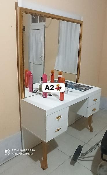 Rəflər, etajerkalar: AYNUR 2 💃
Salon güzgüsüs 
Qiymət 90 azn 
Ünvan nzs E — 1