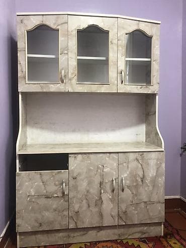 Mətbəx bufeti – mərmər naxışlı laminat səthli, yuxarıda 3 şüşə qapılı