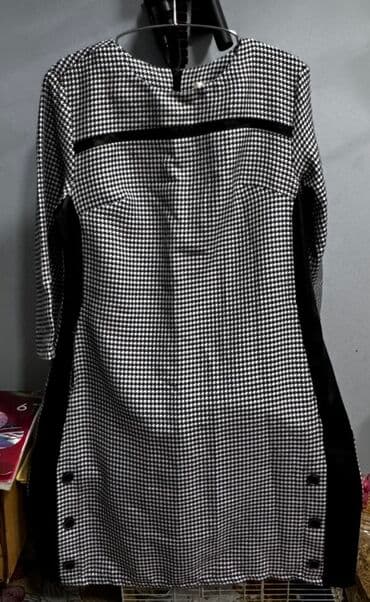 женское платье из букле: Qadın paltarı – qara‑ağ “houndstooth” (qaz dişi) naxışlı, dizə yaxın — 2