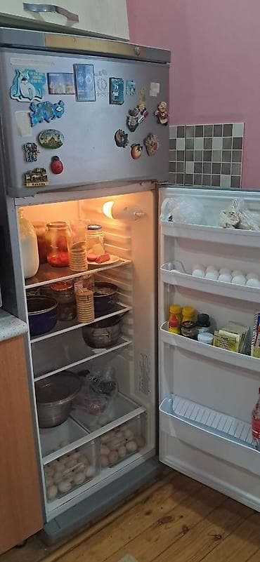 biledir: Gümüş rəngli iki qapılı soyuducu - Üst hissədə ayrıca dondurucu — 2