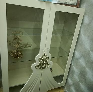 alan tarama: Şüşəli dolab vitrini — 1