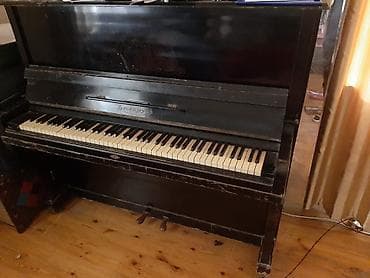 Klassik qara rəngli pianino, şaquli quruluşa malikdir. Bu musiqi aləti