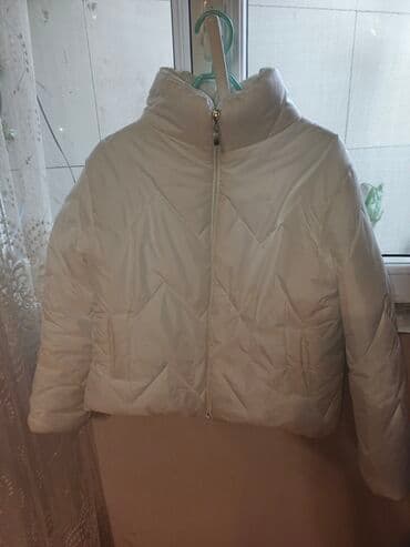 женские белые свитера: Ağ rəngli qadın qış kurtkası - Rəng: qar-ağ - Model: qısa, şişmə — 2