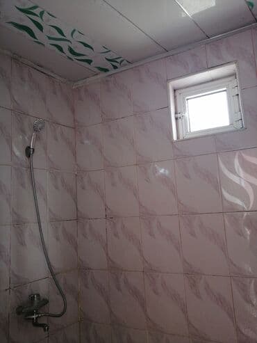 gunluk otel qiymetleri: Kirayə üçün otaq - İşıqlı, pəncərəli otaq: geniş pəncərə, pərdə və — 5