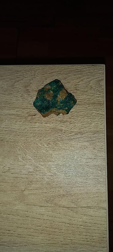 dekor daşı: Mineral nümunəsi – təbii yaşıl-mavi kristalli damarları olan qəhvəyi — 3