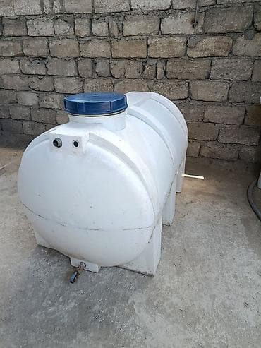 Ağ rəngli plastik su çəni 1ton izalyasyali. - Üst hissədə böyük mavi at lalafo.az Ağ rəngli plastik su çəni 1ton izalyasyali. - Üst hissədə böyük mavi