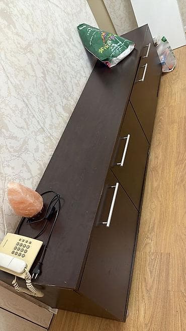 telefon stendi: Düz TV altlığı, Polkasız — 1