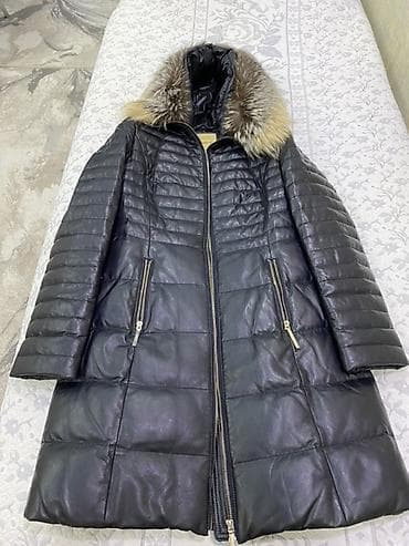 Qadın gödekcesi. tam qara deyil bir az goyede çalır. Eko deridir. deve