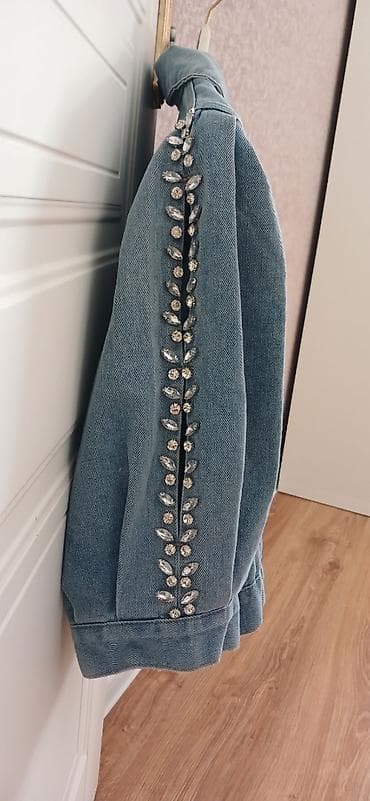 cins pencek: Cins pencək.Yenidir.Heç geyinilməyib.Qaşları çox gözəl görünür.Qaşları — 3