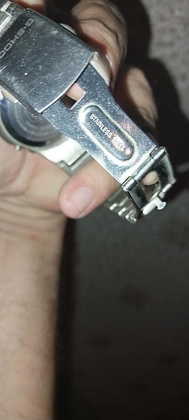 saatlar: Casio G‑Shock rəqəmsal qol saatı - Korpus və qayış: metal — 6