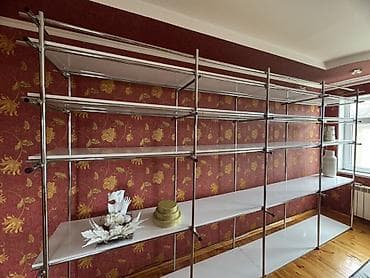 Mağaza vitrin rəfi – modul tipli, xromatık metal karkas və ağ rəflər