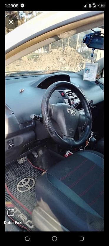 Toyota Yaris – ağ rəngli, 5 qapılı hetçbek Texniki/eksteryer: -