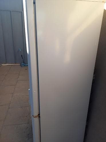 mini bar soyuducu: Iki qapılı soyuducu - Klassik ağ korpus, aşağıda ayrıca dondurucu — 2