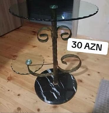 Jurnal masası. Alt hissəsi mərmərdir. Səliqəli vəziyyətdədir. Qiymət