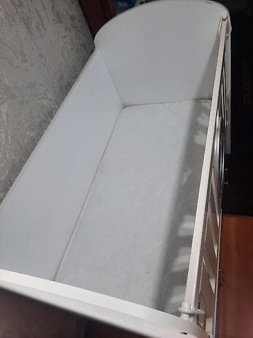 Ağ rəngli uşaq beşiyi - Material: taxta konstruksiya, ön tərəfdə