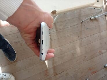 Smartfon – alt hissə görünüşü - Korpus rəngi: gümüş/boz ton - Alt