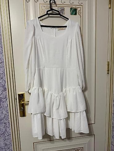 Ağ rəngli qadın paltarı - Model: dizdən bir az yuxarı, geniş kəsimli