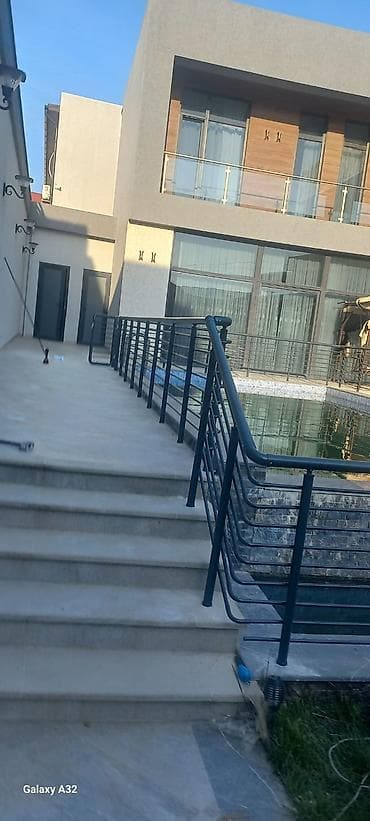 бак из нержавеющей стали: Müasir üslubda fərdi ev üçün metal məhəccər və pilləkənlər - — 1