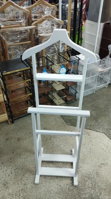 paltar asilqanlari: Müxtəlif rənglərdə mövcud olan bu taxta paltar asılqanları geyimlərin — 8