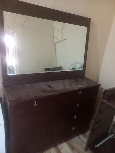 Salam sekilde gorduyunuz kamod taxt kravat ve balaca svirmeli skaf