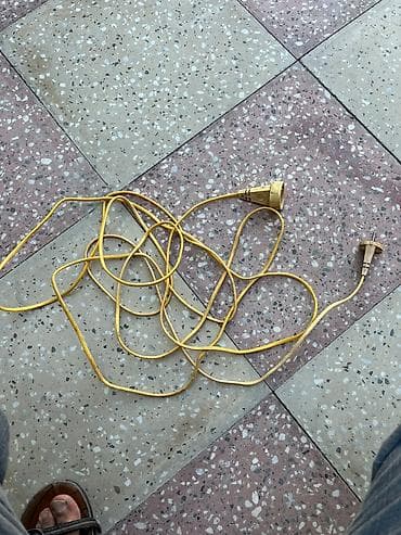 stepler: Sarı rəngli elektrik uzatma kabeli - Standart 2 pinli ştepsel və bir — 1