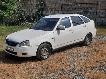 vaz karopkası: Lada Priora 2172, ağ rəng, 5 qapılı hetçbek kuzov. Yığcam ölçülərə — 4