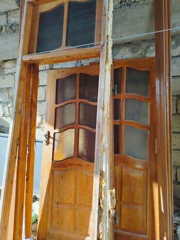 yumru pencere: Taxta şüşəli qapılar dəsti - Material: təbii ağac (şam/panellər), lak — 1