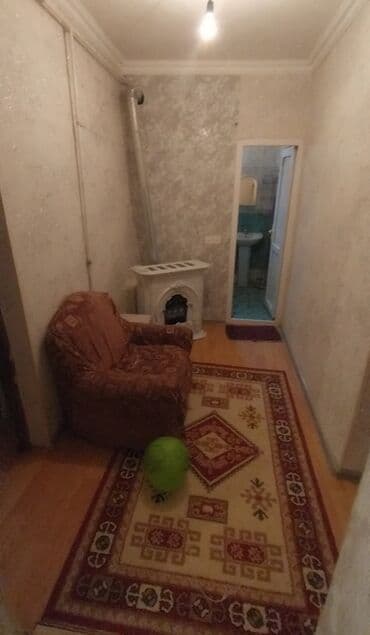 oguzda ev: Obyekt: Həyətyanı sahəsi olan kiçik ev Təsvir: - Girişdə dəmir qapılı — 8