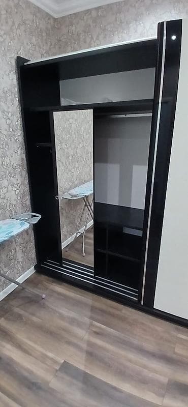dolab qarderob: İşlənmiş, 3 qapılı, Güzgülü, Rəngli, Digər material, Kupe, Düz dolab — 3