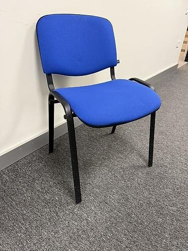 Mavi rəngli oturacaq və kürək hissəsi olan, qara metal çərçivəli ofis