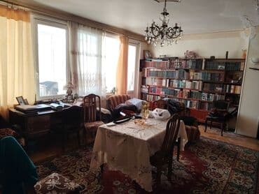 Binanın 5-ci mərtəbəsində yerləşən bu 3 otaqlı mənzil şəhər mərkəzində