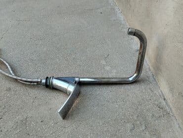 Mətbəx kranı. Metal materialdan hazırlanıb və xrom rəngdədir. Kranın