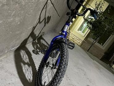 20 velosiped: Mavi rəngli BMX tipli velosiped. Kompakt ölçülü çərçivəyə malikdir və — 2