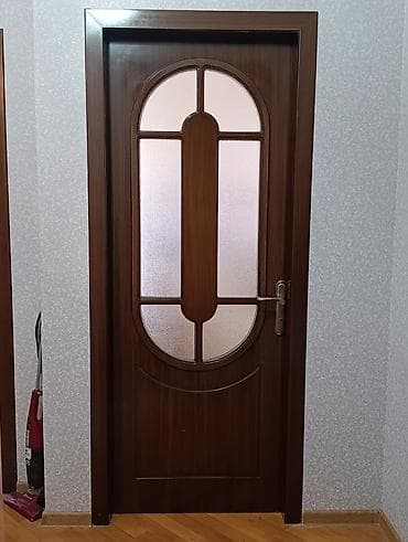 6 qapıdır. 2si hamam, tualet qapısıdır. Sex malı deyil, əldə — 3