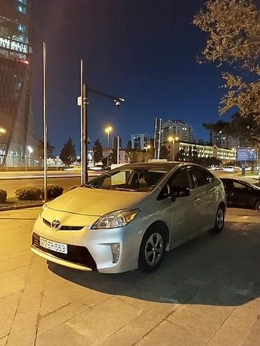 avtomobil baqaj: Toyota Prius Hybrid – gümüş rəng, 5 qapılı liftbek gövdə. Texniki — 2