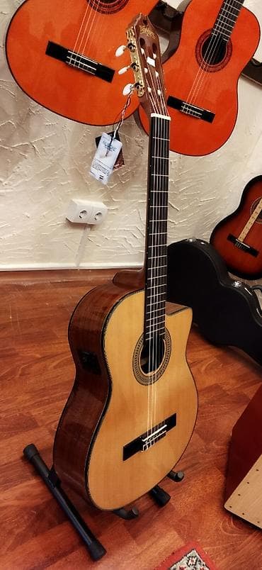 gitara sekilleri: Marka: Washbrun Model: c64sce Ünvan:Nizami 42 (Daxili işlər nazirliyin — 2