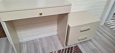 acilib baglanan stollar: Minimalist yazı/visaj masası və 2 çekmeceli tumbadan ibarət dəst. yazı — 1