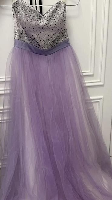 don sekilleri: Bənövşəyi rəngli uzun ziyafət/gecə libası. Üst hissə strapless və ürək — 1