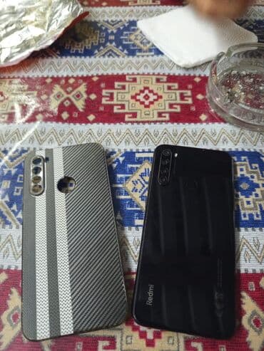 флеш карта для gopro hero 3: Redmi markalı qara rəngli smartfon arxa tərəfində dörd obyektivli — 5