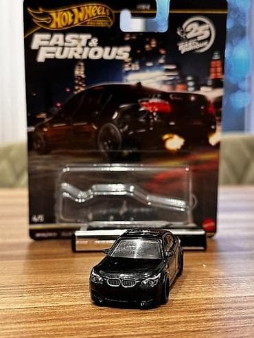 Bmw m5 Hot Wheels satilir.altdan açiqdi.ideal veziyyetdedi.ciddi — 1