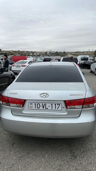 Hyundai Sonata sedan - Kümüşü rəng - Arxa hissə: “Sonata” və