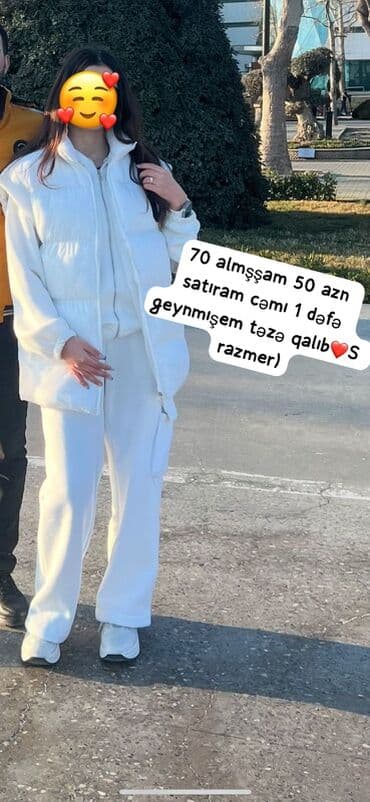 Ağ rəngli qadın şişmə jilet. Ön hissə fermuarlı, iki yan cib, yüngül