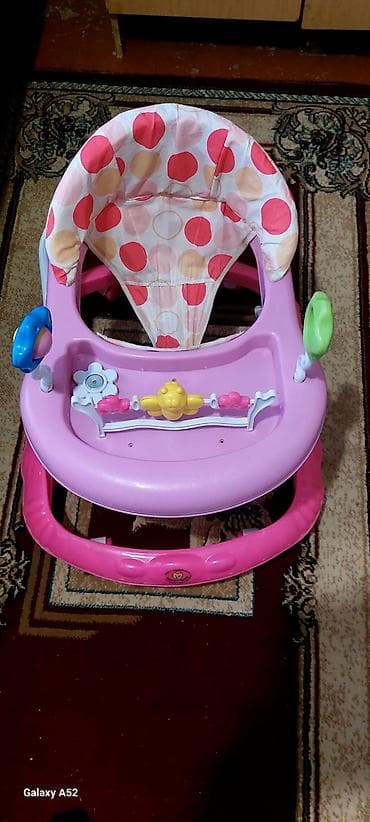 enli cins salvarlar: Uşaq gəzdirəni (walker) – rəng: çəhrayı. Yumşaq oturacaq hissəsi — 1