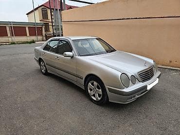 bmw e39 2003: Mercedes-Benz E 220: 2.2 l | 2001 il Sedan — 4