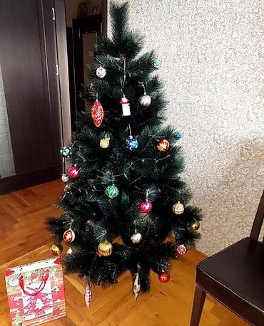 agac gulleri: Bəzədilmiş süni Yeni il şam ağacı - Material: sıx, tünd-yaşıl PVC — 3