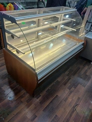 Şüşə vitrini olan soyuducu vitrin tezgahı - Qida məhsullarının (tort