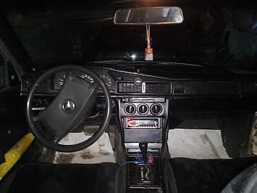 24 maşın: Mercedes-Benz 190E sedan - Korpus: 4 qapılı sedan, bej rəng - Model — 5