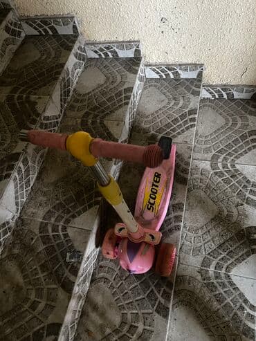 Salam,az işlənmiş skuter satılır.Üst üstə heç 5-10 dəfə sürülməyib